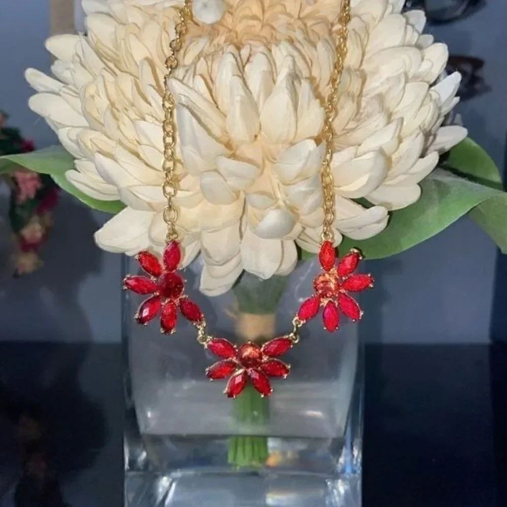Red tri flower goldtone necklace